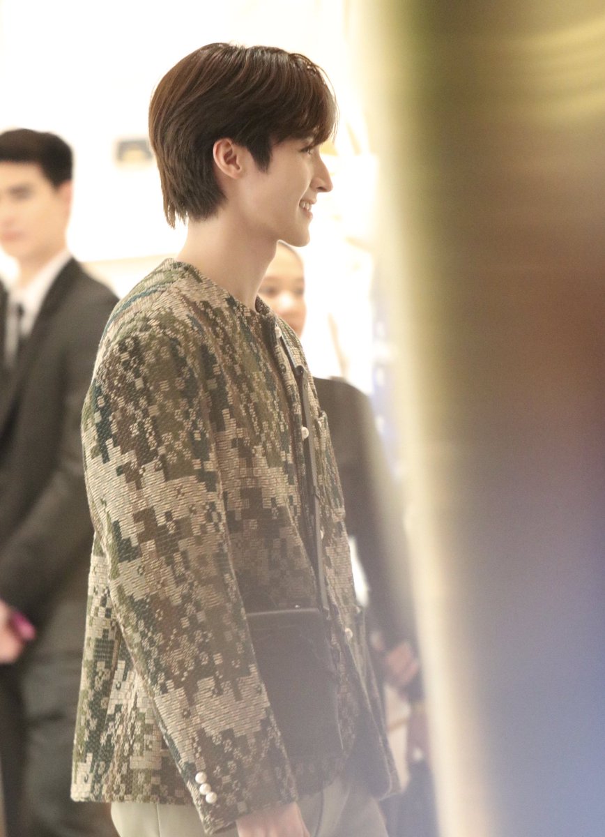 junjun_205's tweet photo. 24.03.14
好可爱的小蓝
#LVThePlace #LouisVuitton
#Bluepongtiwat
@bluepongtiwat_ https://t.co/GwAi0TMMGc