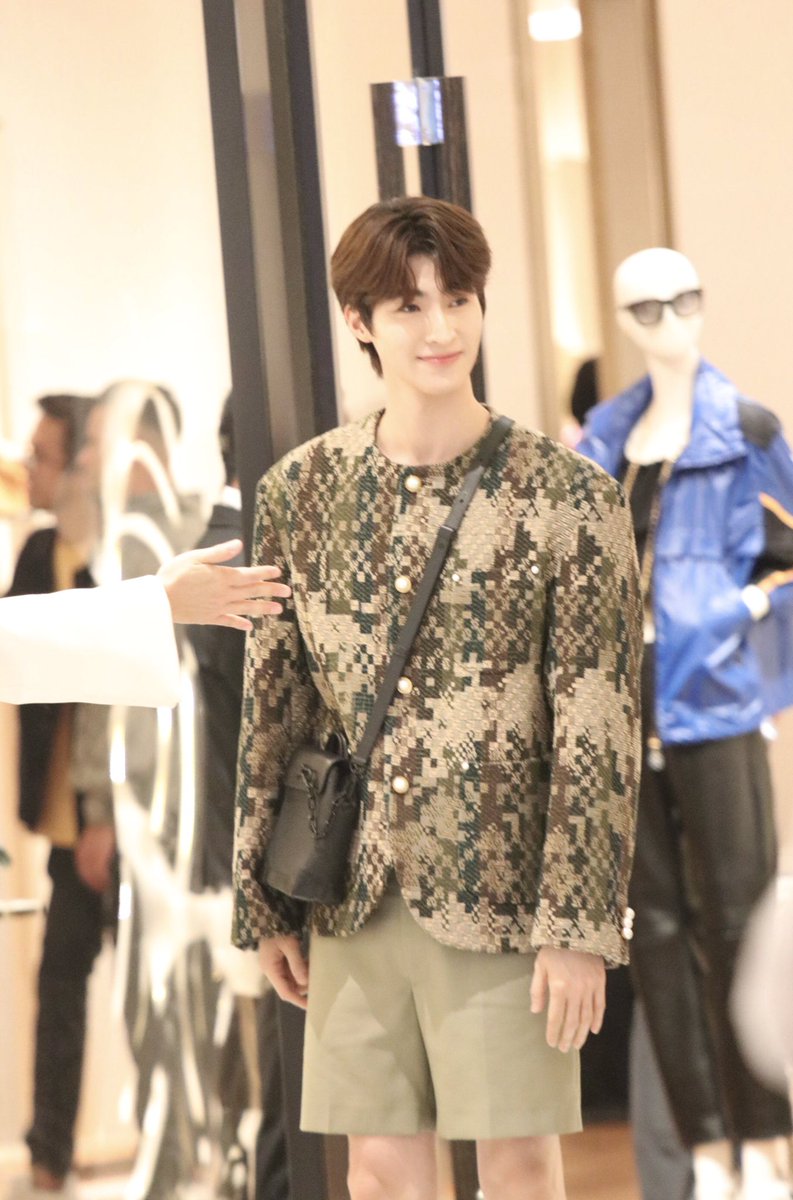 junjun_205's tweet photo. 24.03.14
好可爱的小蓝
#LVThePlace #LouisVuitton
#Bluepongtiwat
@bluepongtiwat_ https://t.co/GwAi0TMMGc