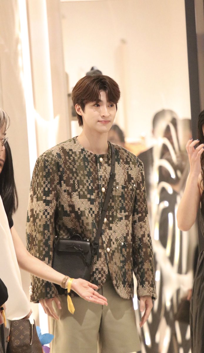 junjun_205's tweet photo. 24.03.14
好可爱的小蓝
#LVThePlace #LouisVuitton
#Bluepongtiwat
@bluepongtiwat_ https://t.co/GwAi0TMMGc