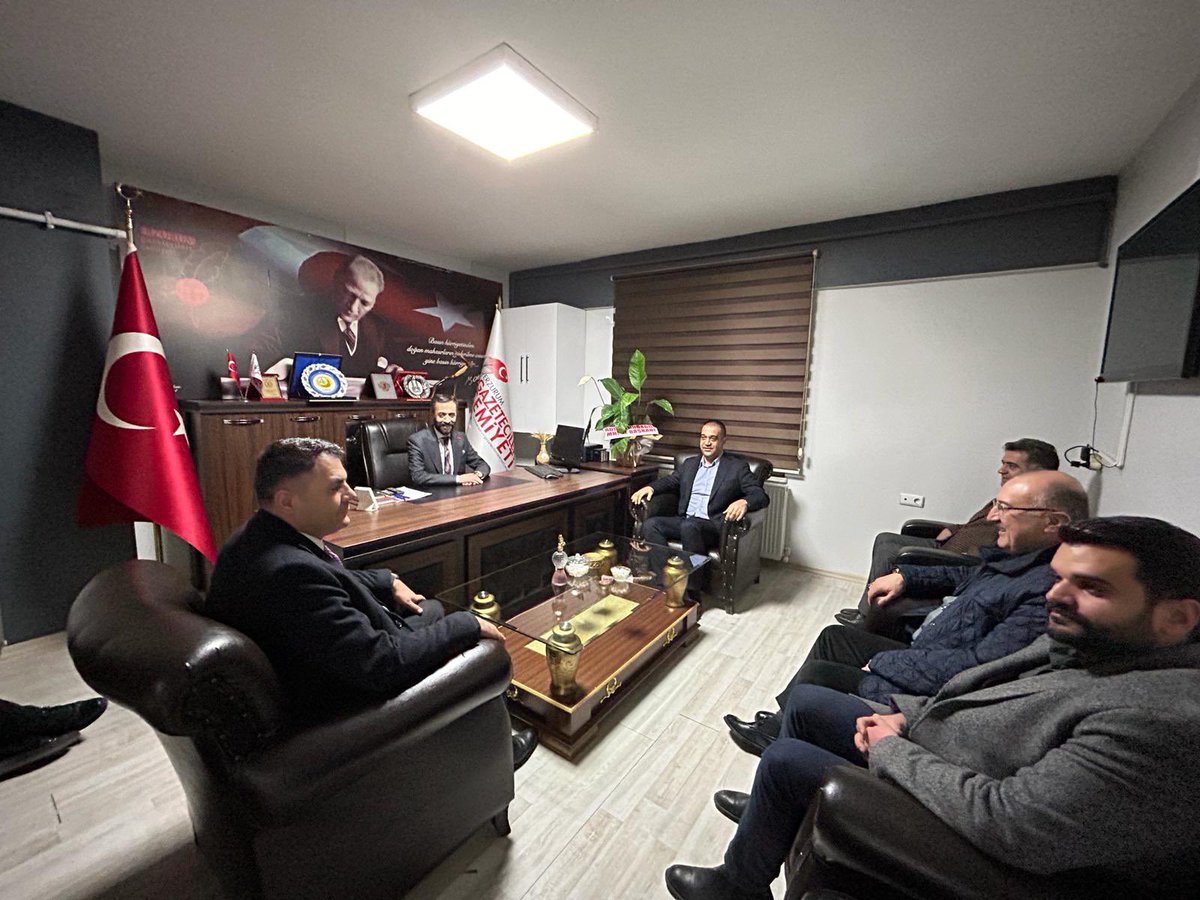 ademyurdagul's tweet photo. İl yöneticilerimiz, Yakutiye ve Çat ilçe başkanlarımız ile birlikte Erzurum Gazeteciler Cemiyeti Başkanlığına seçilen, değerli kardeşim Mehmet Musa ÇAKIR’ı ziyaret ederek hayırlı olsun dileklerimizi ilettik. https://t.co/KclAzq5lHH