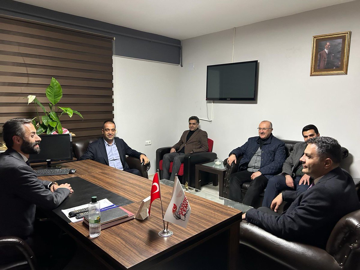 ademyurdagul's tweet photo. İl yöneticilerimiz, Yakutiye ve Çat ilçe başkanlarımız ile birlikte Erzurum Gazeteciler Cemiyeti Başkanlığına seçilen, değerli kardeşim Mehmet Musa ÇAKIR’ı ziyaret ederek hayırlı olsun dileklerimizi ilettik. https://t.co/KclAzq5lHH