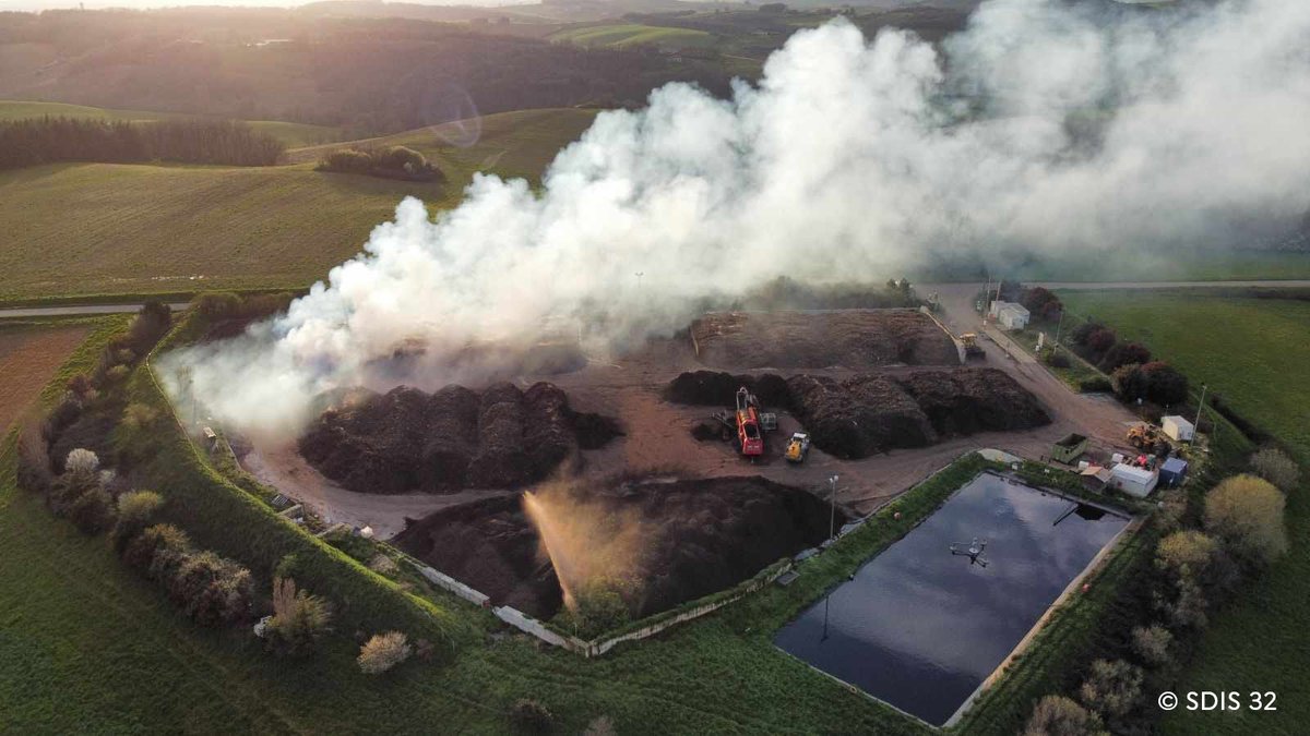 Depuis 14h30 ce jeudi, les sapeurs-pompiers du #Gers sont mobilisés par un inquiétant incendie de fleurs de soufre sur la commune de #Castéron. Plusieurs habitants ont été confinés ou évacués. La mise en place de différentes mesures simultanées a permis une rapide fin d’émission