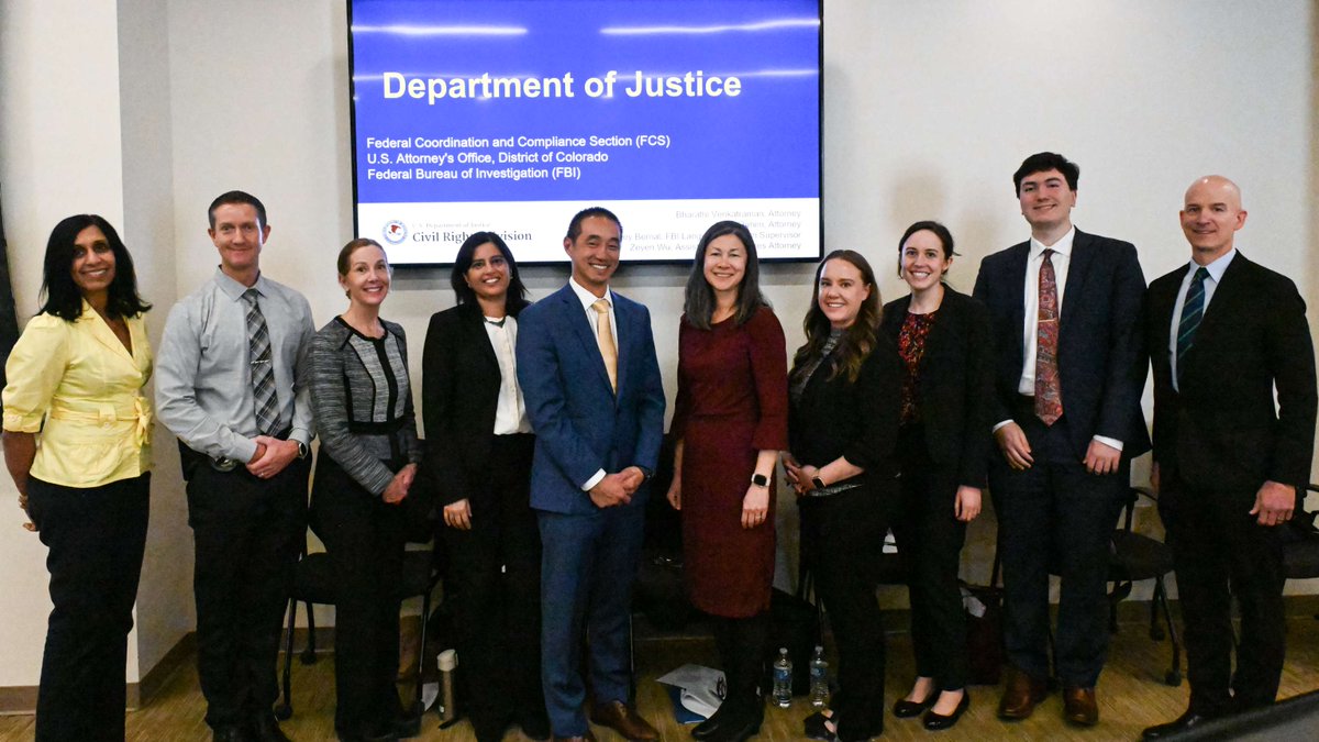 miFBIDenver's tweet photo. #FBIDenver agradece a @DenverPolice por organizar y participar con sus homólogos de @CommerceCityPD en el entrenamiento interactivo de oficiales bilingües. Disfrutamos la colaboración con nuestros colegas de @TheJusticeDept @CivilRights y @USAO_CO. #NationalForeignLanguageWeek https://t.co/ijyPV2f4NR