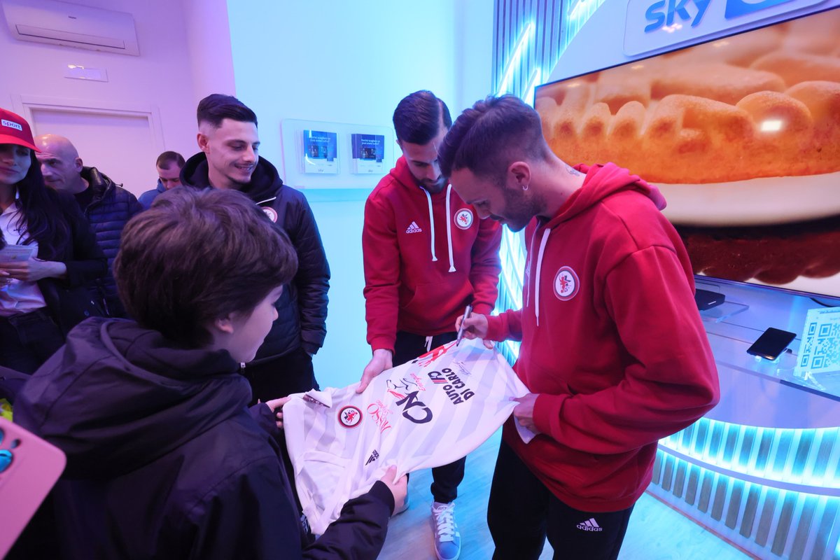 seriecofficial's tweet image. 🙌 Proseguono i Meet&amp;amp;Greet targati Sky!

📸✍️ La tappa odierna è andata in scena nel negozio di #Foggia (📍Corso Vittorio Emanuele, 10) dove tifosi e appassionati hanno incontrato i calciatori del @CalcioFoggiaoff portando a casa foto ricordo e autografi.

#SerieCNOW