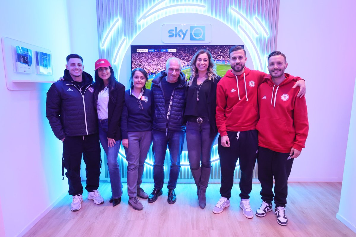 seriecofficial's tweet image. 🙌 Proseguono i Meet&amp;amp;Greet targati Sky!

📸✍️ La tappa odierna è andata in scena nel negozio di #Foggia (📍Corso Vittorio Emanuele, 10) dove tifosi e appassionati hanno incontrato i calciatori del @CalcioFoggiaoff portando a casa foto ricordo e autografi.

#SerieCNOW