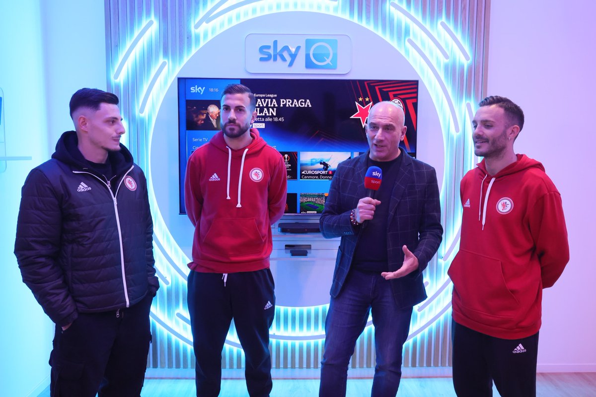 seriecofficial's tweet image. 🙌 Proseguono i Meet&amp;amp;Greet targati Sky!

📸✍️ La tappa odierna è andata in scena nel negozio di #Foggia (📍Corso Vittorio Emanuele, 10) dove tifosi e appassionati hanno incontrato i calciatori del @CalcioFoggiaoff portando a casa foto ricordo e autografi.

#SerieCNOW