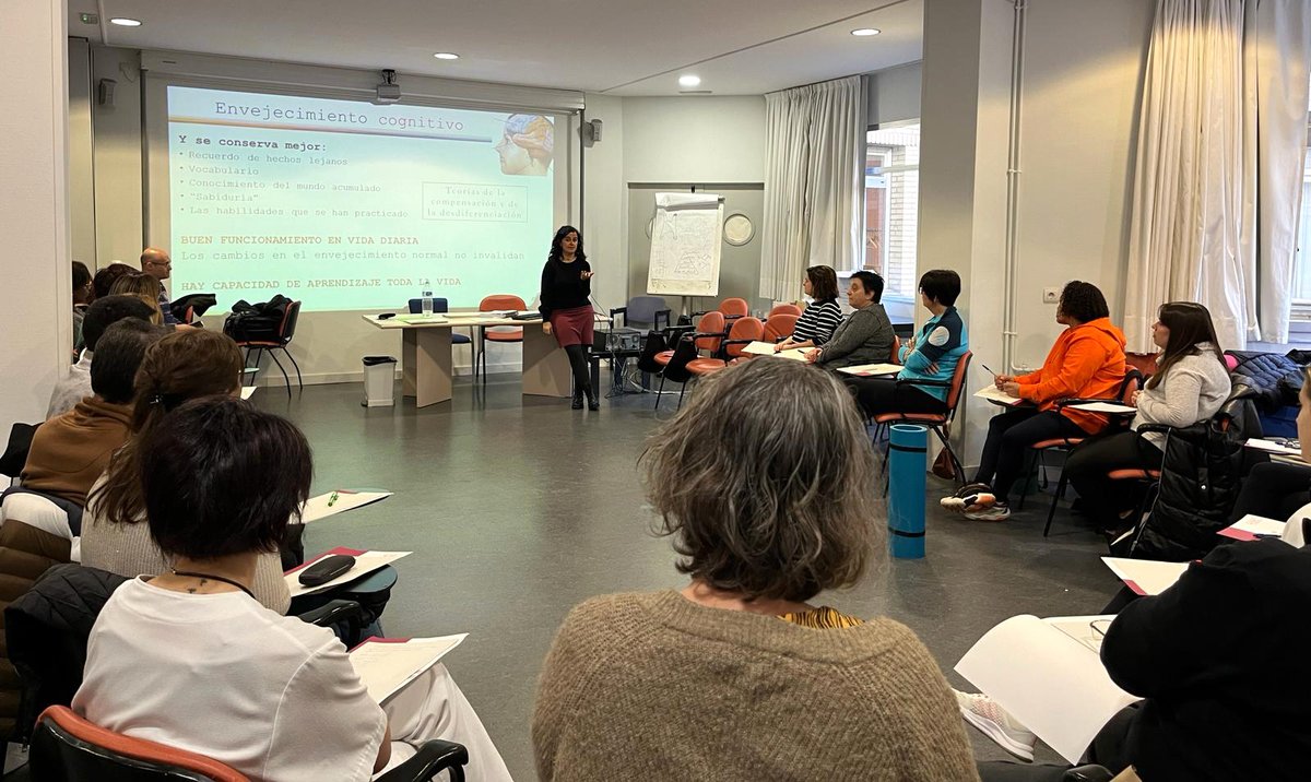 ArreguiClinica's tweet photo. 🥼Gure Irakaskuntza Unitatea Txagorritxu Zaharren Egoitzara (Gasteiz) joan da gaur, prestakuntza eskaintzeko.
🗣Ikastaroan #dementziarekin pazientearen abordatze integralari eta jokabide-nahasmenduen maneiuari buruz hitz egin da.
@Araba @ariadna_besga
#Alzheimer #Afaraba https://t.co/AMUXq4L2d7