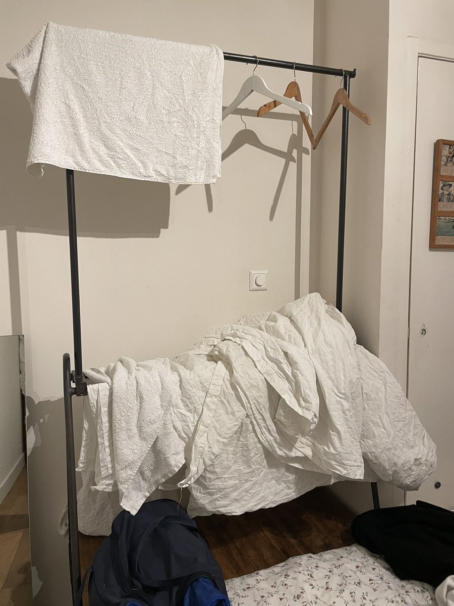 EBaldii's tweet photo. Imagine tu réserves 3 nuits une chambre à 326€ sur @Airbnb dans laquelle le proprio fait sécher ses affaires, où y’a des tâches sur les draps, de la moisissure et de la rouille. Et soyons fous, imagine Airbnb ne veut pas te dédommager plus de 23€. Impossible, mais juste imagine https://t.co/cucwkpHjKQ