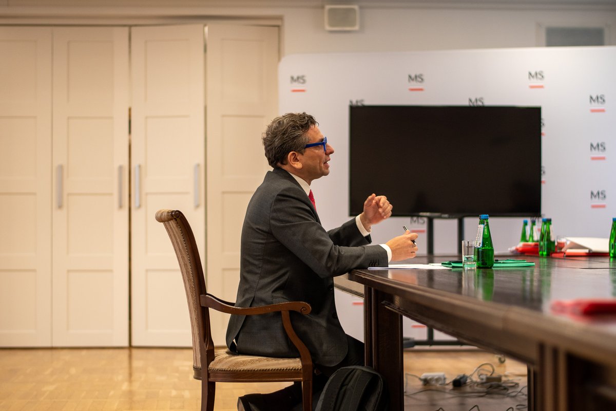 MS_GOV_PL's tweet photo. Jak powinna wyglądać edukacja przyszłych sędziów i prokuratorów?
Dzisiaj zakończyły się wysłuchania kandydatów na stanowisko Dyrektora Krajowej Szkoły Sądownictwa i Prokuratury. Powołany przez Ministra zespół przedstawił już wyniki konkursu.
Uniezależnienie szkoły od wpływów politycznych jest pierwszym krokiem do zmian, kolejnym etapem będzie praca nad takim programem dydaktycznym, który rozwinie umiejętności miękkie przyszłych sędziów i prokuratorów.
O tym, który kandydat został wybrany przez Zespół ds. wyboru Dyrektora KSSiP przeczytają Państwo pod linkiem ⬇️
https://t.co/dqjq2e7mcj