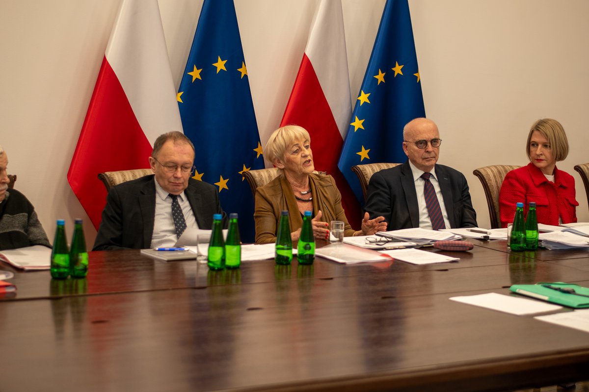 MS_GOV_PL's tweet photo. Jak powinna wyglądać edukacja przyszłych sędziów i prokuratorów?
Dzisiaj zakończyły się wysłuchania kandydatów na stanowisko Dyrektora Krajowej Szkoły Sądownictwa i Prokuratury. Powołany przez Ministra zespół przedstawił już wyniki konkursu.
Uniezależnienie szkoły od wpływów politycznych jest pierwszym krokiem do zmian, kolejnym etapem będzie praca nad takim programem dydaktycznym, który rozwinie umiejętności miękkie przyszłych sędziów i prokuratorów.
O tym, który kandydat został wybrany przez Zespół ds. wyboru Dyrektora KSSiP przeczytają Państwo pod linkiem ⬇️
https://t.co/dqjq2e7mcj