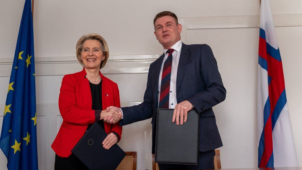 Big day for Faroe-EU relations. MoU signed by Faroese Prime Minister and @vonderleyen, paving way for increased cooperation on research, education commerce and the transition to #renewables.

This is just the beginning 🇫🇴🤝🏻🇪🇺

#fopol #eupol