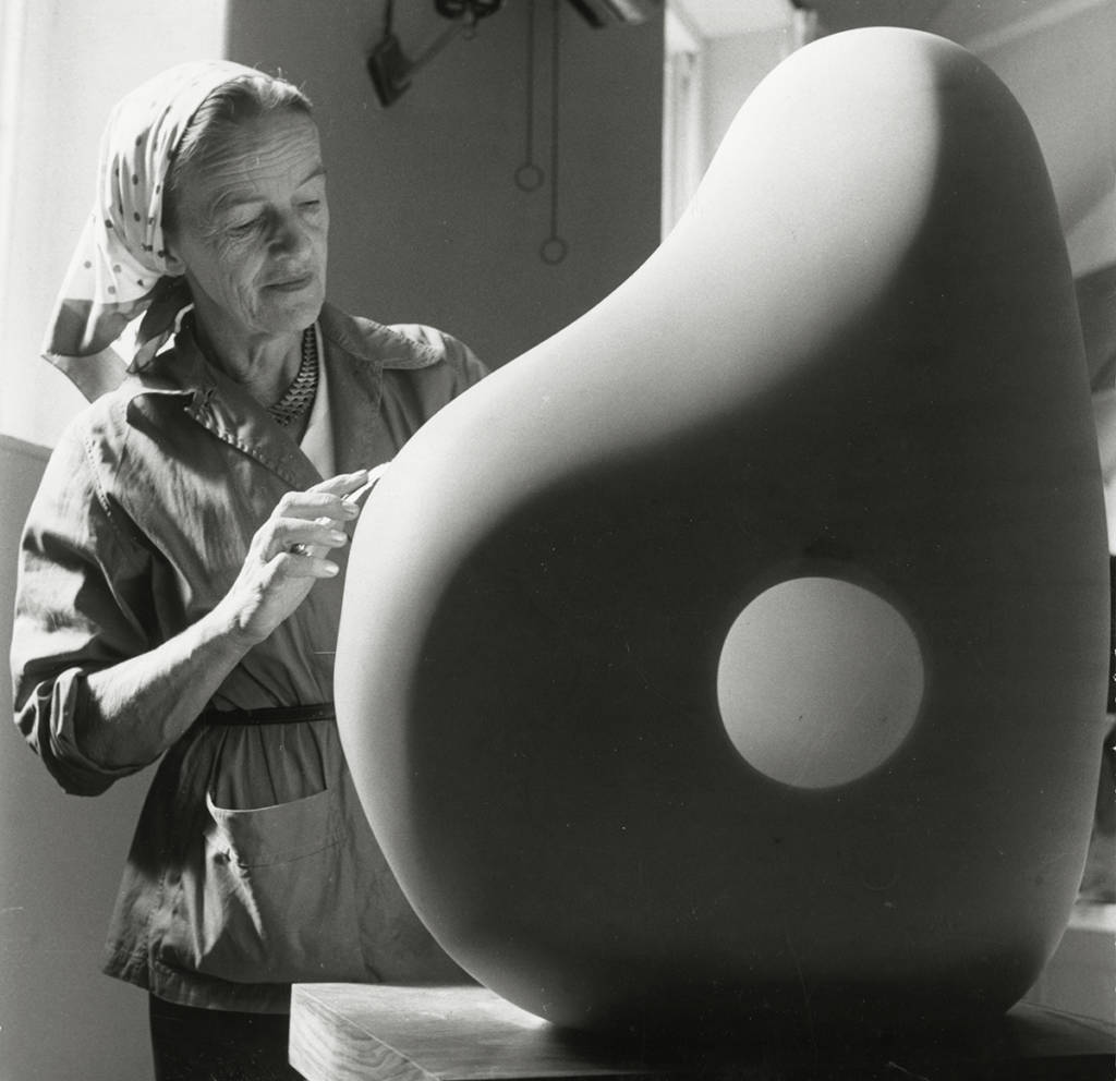 womensart1's tweet photo. When UK sculptor Barbara Hepworth was photographed she insisted to be shown working to be taken seriously as an artist and avoid the common patronising presentation of women as hobby artists/housewives. #WomensHistoryMonth https://t.co/MkZjsBkjLz