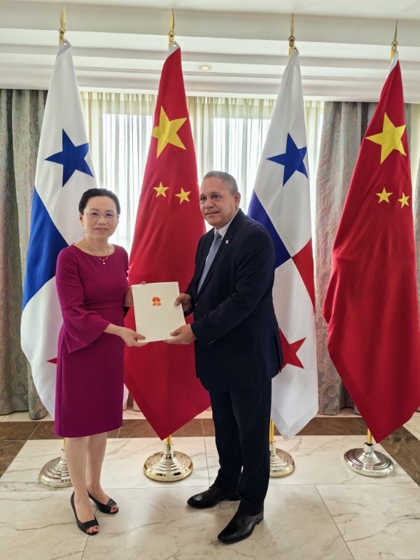 Esta mañana S.E. Xu Xueyuan <a href="/ChEmbPa/">Xu Xueyuan徐学渊</a> presentó las Copias de Estilo de las Cartas Credenciales a S. E. Vladimir Franco <a href="/vladimirfrancos/">Vladimir Franco</a>， Viceministro de <a href="/CancilleriaPma/">Cancillería de Panamá</a> y le manifestó la mejor disposición de seguir estrechando las relaciones bilaterales entre 🇨🇳 y 🇵🇦 .