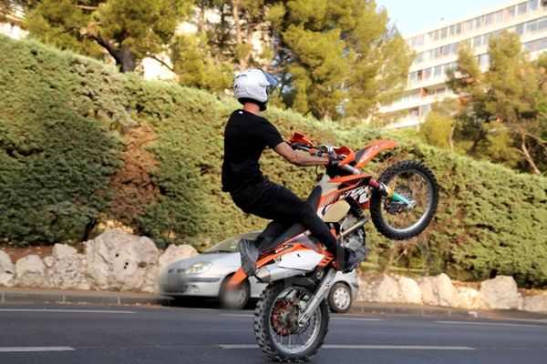 F_Desouche's tweet photo. Toulouse : un conducteur de motocross qui faisait du rodéo renverse une femme qui poussait sa mère en fauteuil roulant et prend la fuite. La victime souffre de fractures aux jambes
https://t.co/VaVIxTj77A https://t.co/ozMlCnC3C8