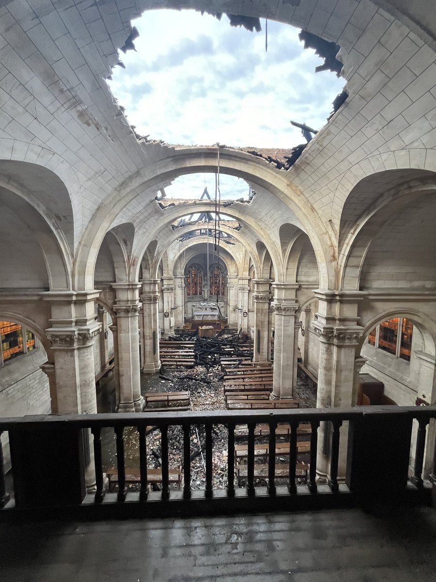 🚨 Intervention pour sauver l'église Saint-Paul de Neufchâtel-sur-Aisne 🚒 Aujourd'hui, à 13h16, un incendie majeur s'est déclaré dans la toiture de l'église Saint-Paul à Neufchâtel-sur-Aisne. Grâce à la mobilisation exceptionnelle de plus de 70 sapeurs-pompiers et 30 engins,