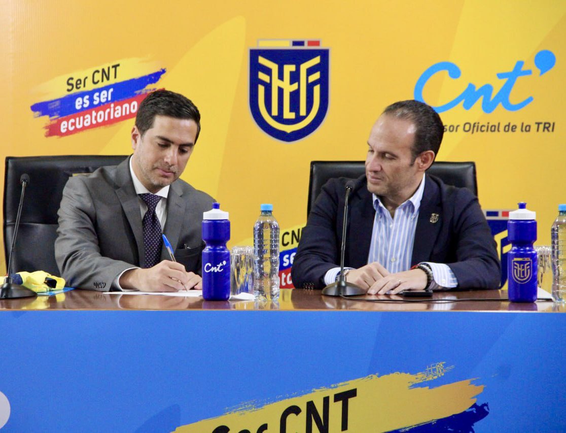CNTinforma's tweet photo. ✍️@CNT_EC y @FEFecuador firmaron un convenio comercial de sponsorship. Estrategia de patrocinio que permitirá apoyar a @LaTri y beneficiar a los clientes con experiencias únicas. 
Además, la empresa tendrá presencia de marca en camisetas e instalaciones de la Selección.🇪🇨 https://t.co/av4aYL98eH