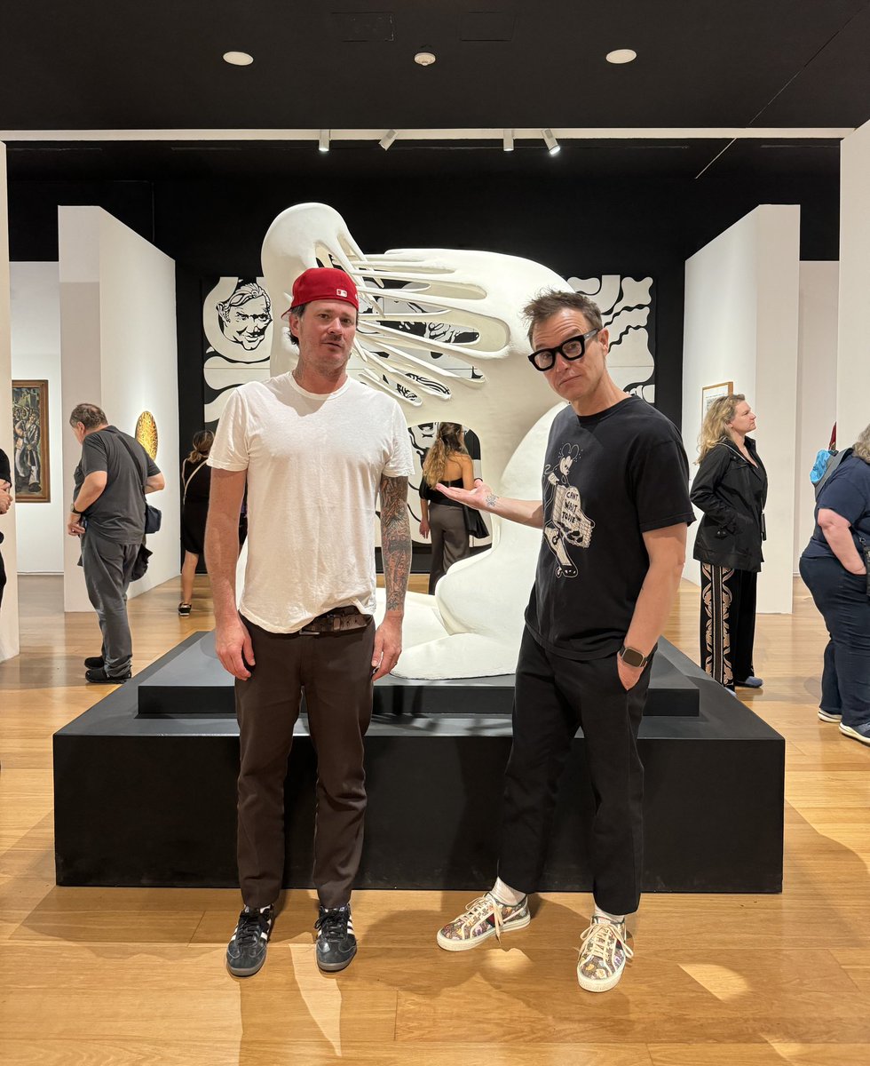 blink182py's tweet photo. Mark Hoppus y Tom DeLonge fueron a visitar el Museo MALBA en Buenos Aires, Argentina 🇦🇷

#blink182 https://t.co/LWojfJ6FPY