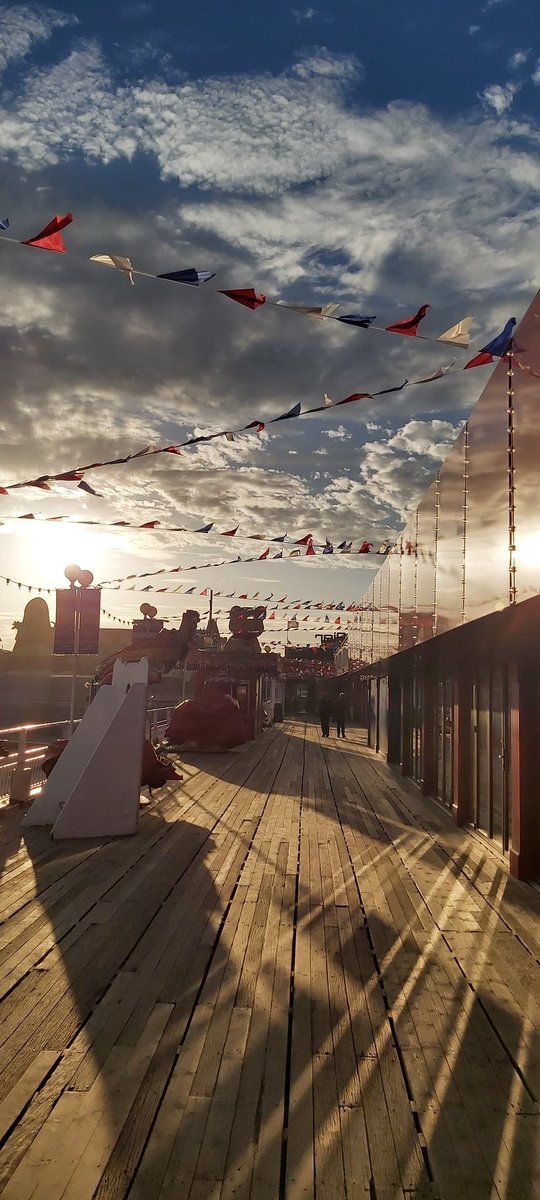 BeckGra's tweet photo. Diagonals, reflections, light & shade. Brittania Pier, Great Yarmouth, this afternoon. I'm here for the 15th @scifiweekender. The calm before the storm (hopefully not literally).
#norfolk #greatyarmouth #seaside #lightandshade #reflections #scifi #scifiweekender https://t.co/dwjxkZylrH