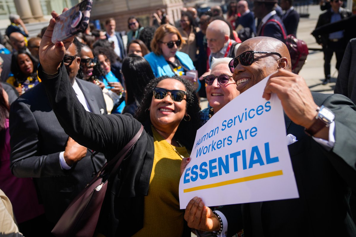 Human services workers are the hands and heart of New York City. This vital workforce is more than 80,000 strong, 66% women, 46% women of color, and provides 24/7 work that benefits every New Yorker. Today, we're giving them a raise. More: nyc.gov/office-of-the-…