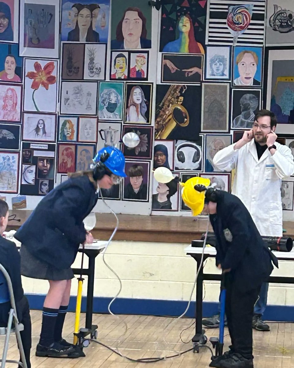 MaloneCollege's tweet image. Today, our Junior school pupils were taught by Dr Rok from @Ri_Science  presenting energy live. Our pupils were captivated by his engaging demonstrations and hands-on experiments. A great day of active learning and fun! #scienceeducation
