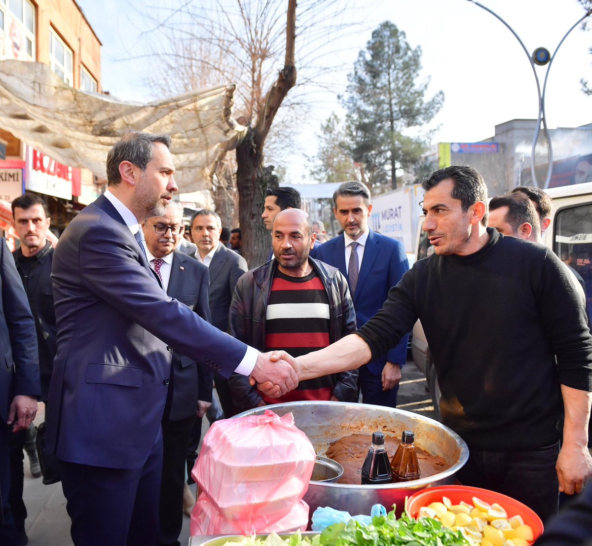 Enerji ve Tabii Kaynaklar Bakanımız Sayın Alparslan Bayraktar ile İstasyon Caddesinde esnafımız ve vatandaşlarımızı ziyaret ettik. Hoş sohbetleri ve güler yüzlerini bizden eksik etmeyen vatandaşlarımıza hayırlı ve bol kazançlar diliyorum. 📍#Bismil