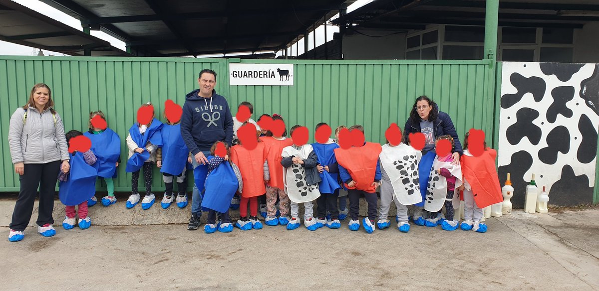 HnosMiguel's tweet photo. DESAYUNOS SALUDABLES. 
Seguimos mostrando las bondades del campo, bienestar animal y acercando el campo a la ciudad. 
Lo hemos pasado genial en esta ocasión con el CP SAN ISIDRO de la Pueblanueva.
Los niñ@s han disfrutado de lo lindo viendo lo bien que viven las vaquitas hoy día. https://t.co/7mGBeuv2By