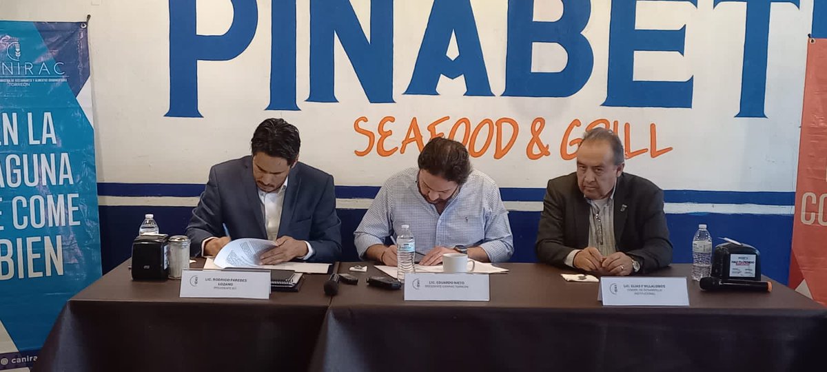 IEC_Coahuila's tweet photo. @RodrigoGParedes, Consejero Presidente del IEC, y Eduardo Nieto Mendoza, Presidente de la @caniractorreon, firman convenio de colaboración para la promoción del voto y la participación ciudadana en la Jornada Electoral del próximo 2 de junio. https://t.co/jbTGzyL7Lm