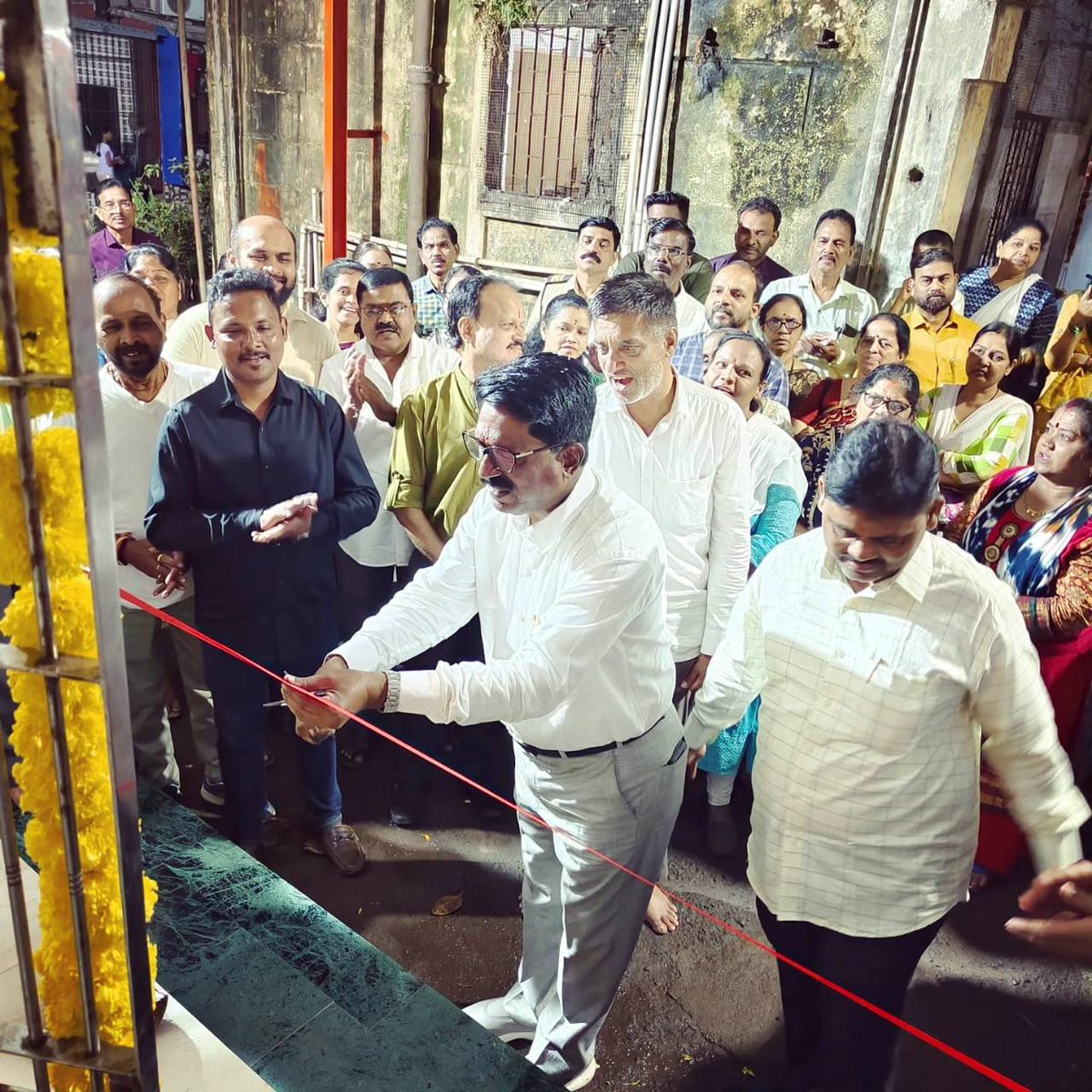 AGSawant's tweet photo. बीडीडी चाळ क्र. ४४ आणि बीडीडी चाळ क्र. ६८ येथील मंदिराच्या शेडचे नूतनीकरण करण्यात आलेल्या विकासकामांचा लोकार्पण सोहळा संपन्न...
#ArvindSawant #दक्षिणमुंबई #आपलामाणूस 

@OfficeofUT @AUThackeray https://t.co/G3xzsdIqzd