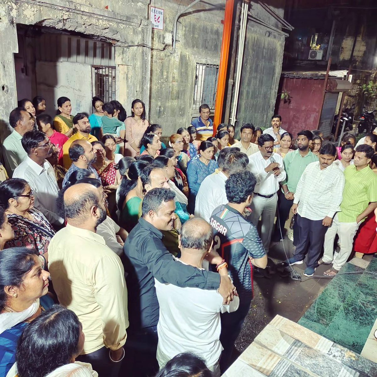 AGSawant's tweet photo. बीडीडी चाळ क्र. ४४ आणि बीडीडी चाळ क्र. ६८ येथील मंदिराच्या शेडचे नूतनीकरण करण्यात आलेल्या विकासकामांचा लोकार्पण सोहळा संपन्न...
#ArvindSawant #दक्षिणमुंबई #आपलामाणूस 

@OfficeofUT @AUThackeray https://t.co/G3xzsdIqzd
