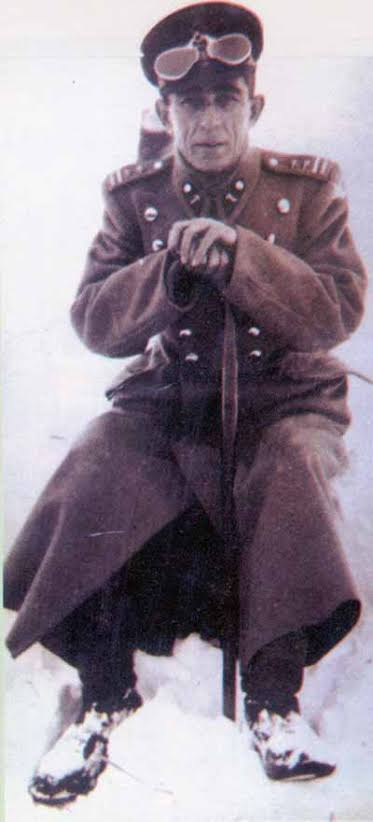 Sivas Kongresi'nin en genç üyesi Tıbbiyeli Hikmet'in (Hikmet Boran) yolundan yürüyen başta hekimlerimiz tüm sağlık çalışanlarının hakettikleri değeri hala görmedikleri son 14 Mart olur umarız. #14MartTıpBayramı