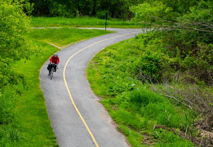 Cycliste circulant seul sur une piste cyclable