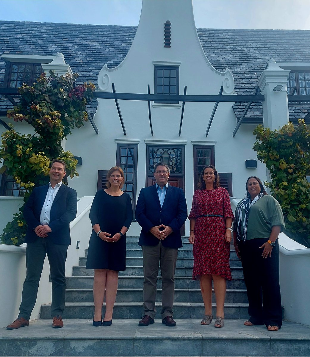 Thank you so much to MEC @DavidMaynier for taking the time to meet with the new leadership of the 🇩🇪 International School Cape Town DSK today. We had a very good discussion about cooperation, exciting new projects and challenges in the education sector. 🇩🇪🤝🏼🇿🇦