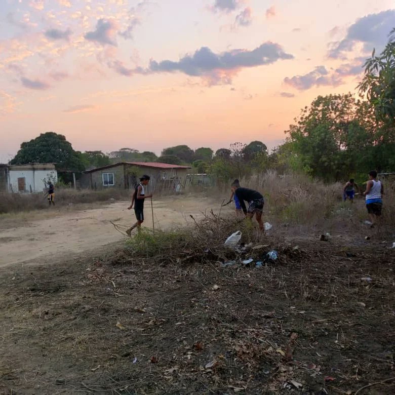 Jóvenes del barrio Guárico desde el Nódulo de Brisas de UNERG se llevo a fin Jornada de limpieza de espacio deportivo con nuestros chamos , el barrio se activa por el Deporte.

#EstoPicaYSeExtiende
#10AñosJDB
#JovenesDelBarrio