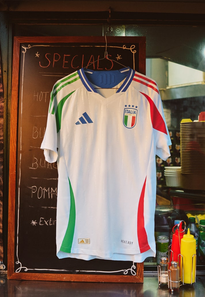mirondo9's tweet photo. 🔝 Hilo con las novedades de adidas para las principales selecciones #LosModistos 

🇮🇹 Nuevas camisetas de #Italia https://t.co/OSLoQhq54h