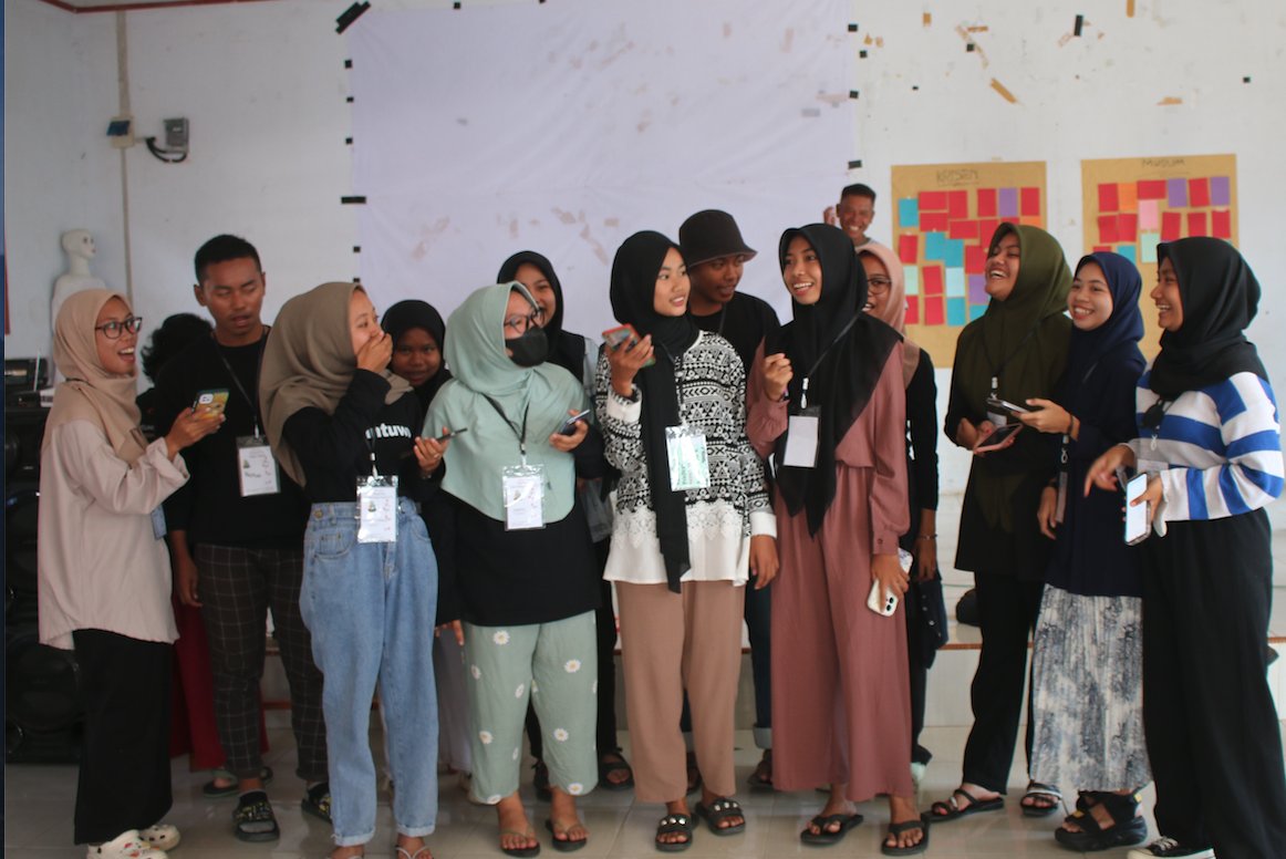 123 youths from various religious backgrounds came together in Tokorondo to create fish baskets, symbolizing their commitment to fostering unity across Muslim and Christian lines. The event culminated in the signing of a Charter of Mutual Trust.