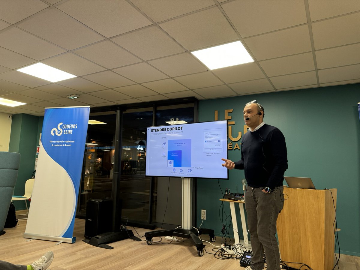 Soruk's tweet image. Très intéressant 🧐 comment ajouter extension de façon no code dans #Microsoft365 #copilot #mug présenté par un collaborateur de @SQLI_FR