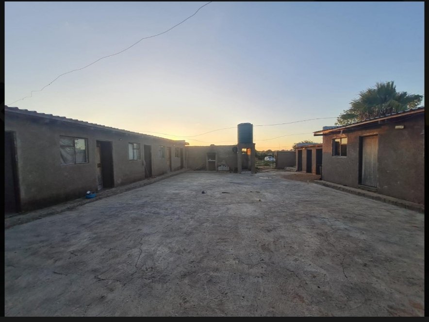 Wallz_Wallz's tweet photo. 13 Room Property For Sale In Hammanskraal.

3 Communal Showers 🚿

3 Communal Toilets 🚽

Each Room Has Prepaid Electricity Meters⚡

Price: R370 000
MaCele Makate Leeto Vodacom Zahara #OldMutualMustFall 63 Billion Microsoft Outlook #SkeemSaam #podcastandchill Kelly Khumalo ARVs https://t.co/Az6TvcAssJ