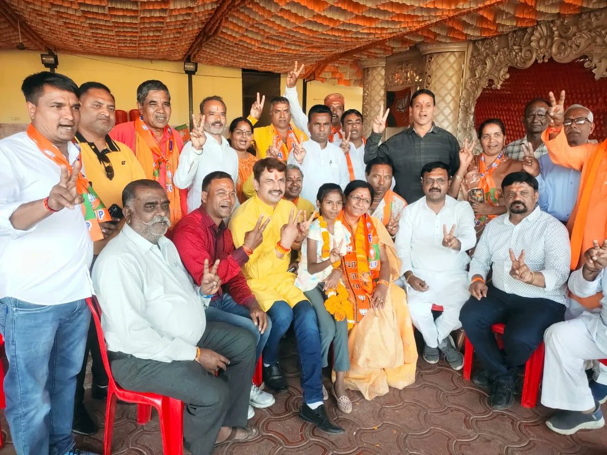 dineshsonline's tweet photo. आज आगामी लोकसभा चुनाव हेतु महुँ विधानसभा क्षेत्र के भाजपा कार्यालय का पूजन कर शुभारंभ किया एवं उत्तम गार्डन महू में विशाल कार्यकर्ता सम्मेलन लोकप्रिय विधायक सुश्री उषा जी ठाकुर के नेतृत्व में संपन्न हुआ जिसमें प्रमुख रूप से भाजपा प्रत्याशी श्रीमती सावित्री ठाकुर जी https://t.co/g26wGOEZHW