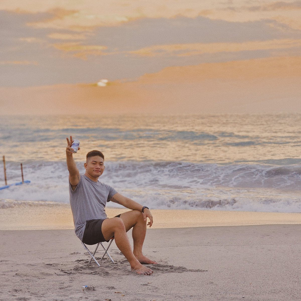 caffeinatedsgt's tweet photo. Sunset + beach + beer https://t.co/8HoJhseurg