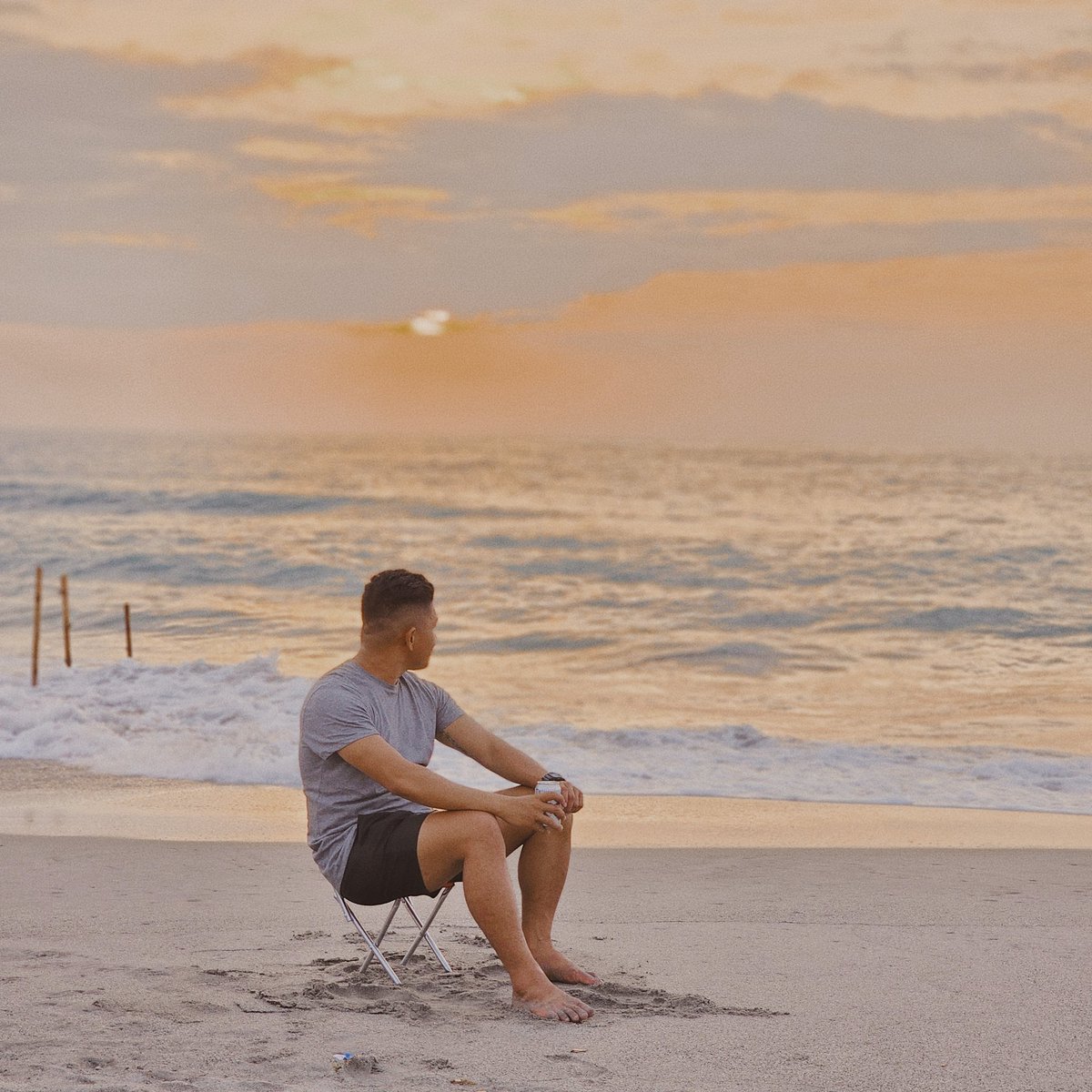 caffeinatedsgt's tweet photo. Sunset + beach + beer https://t.co/8HoJhseurg