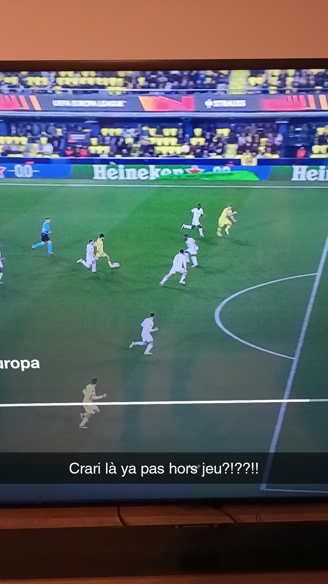 L'OM subit un vol, la #var comme je le dis depuis longtemps est truquée. Voici l'image en direct, et la Var nous sort 3min après une autre image avec le joueur plus en retrait #uefamafia #VillarrealOM #TeamOM