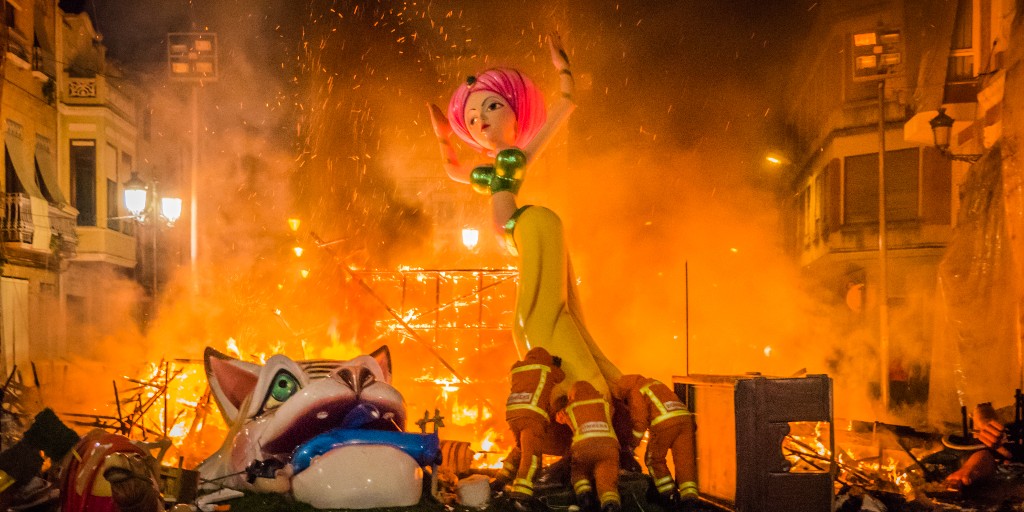 Why should you experience Valencia's Las Fallas Festival?🇪🇸 Because this festivity combines tradition🕺, satire🎭, and art✨. Once there, experience the exhilarating mascletàs, followed by breathtaking fireworks🎆. Discover more👉 bit.ly/3Pmkq5I