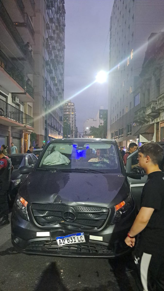 Esta persona atropelló a 2 personas después de que la policía libero la calle en la puerta del Gaumont. Quiso huir, atropelló a un ciclista y después chocó contra otro auto que nada había hecho. ¿Es este el nivel de violencia entre ciudadanos que van a seguir fomentando?