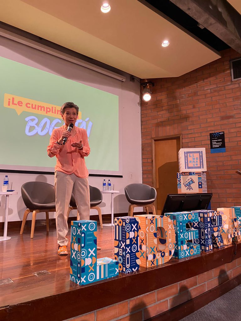 ecosebas's tweet photo. Tremenda claridad y criterio el de @ClaudiaLopez ayer en nuestro encuentro de #Liderario @proantioquia1. Me queda bien claro que es una mujer que además de las credenciales, tiene el ímpetu para ser la primera mujer Presidenta de Colombia. Con ella el centro tiene posibilidad https://t.co/WRtWjlGZ4q