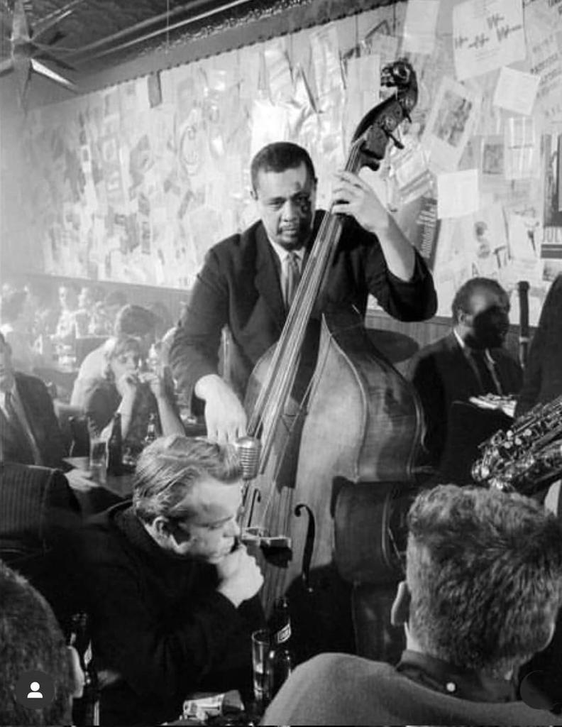 CHARLES MINGUS AND ORSON WELLES AT THE FIVE SPOT (1959).

Both great artists were mutual admirers.💙

📸 Dennis Stock
#smlpdf 
sheetmusiclibrary.website