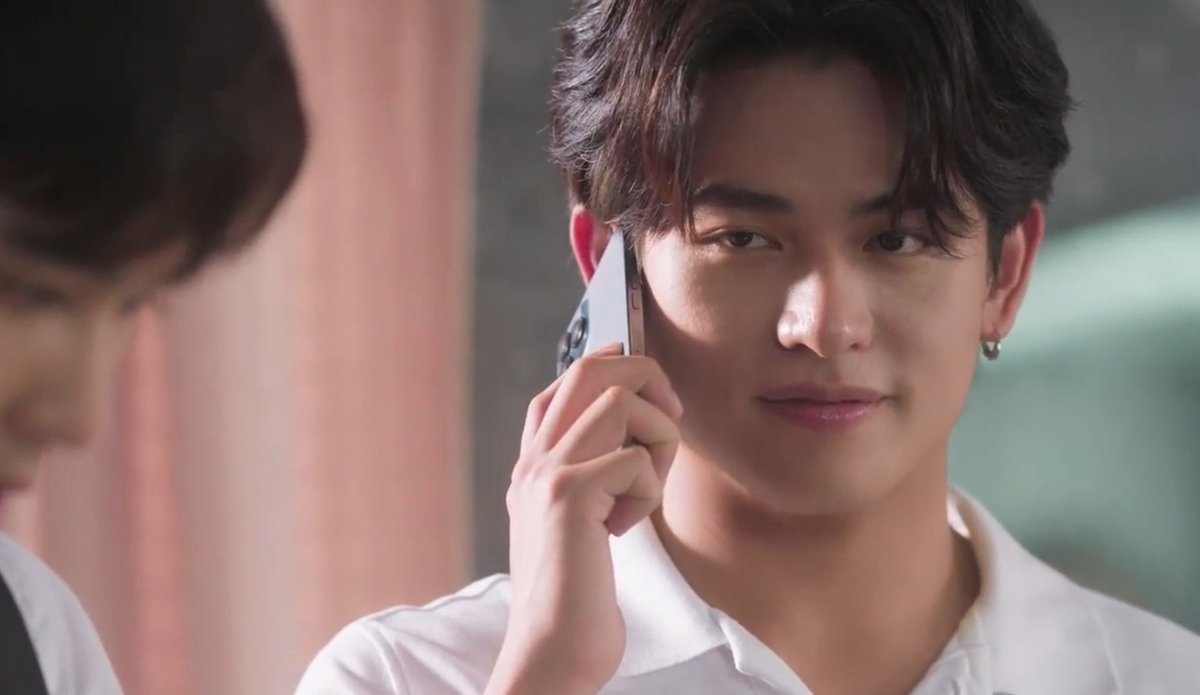 AkrgFullMoon's tweet photo. #DeepNightTheSeriesEp2|#คืนนี้มีแค่เรา #Khemthit le puso el ojo y el ❤️ a #Wela un acomodador con bastante poder, lo uso todo para protegerlo y ganarse su❤️ ahora deberá competir para ser su único dueño como VIP en la noche del viernes. Dos besos y una llevada a la luna 🤣😍🙏 https://t.co/gCdZFY3C1Y