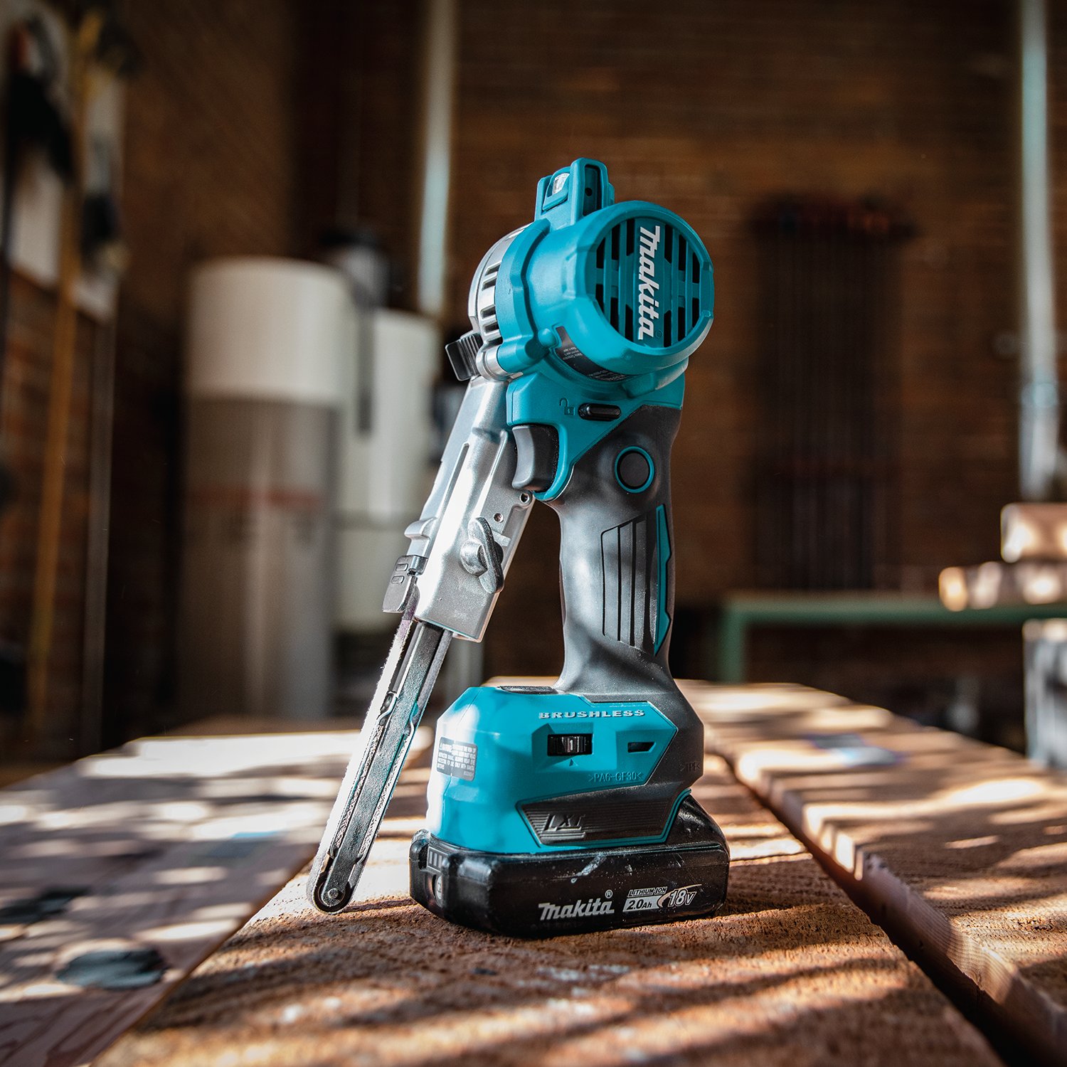Makita Tools USA on X The 18V LXT 3 8 x 21 Detail Belt Sander XSB01 delivers power and precision with a compact design. It is engineered for fine detail work in both