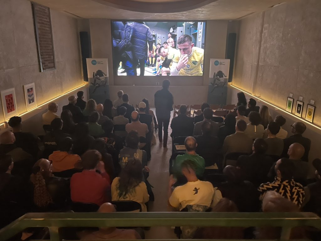 We are under way on Night 1. Full house!