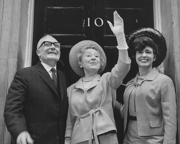 #OnThisDay in 1966- Coronation Street stars Arthur Leslie,Doris Speed and Pat Phoenix attended a reception at 10,Downing Street- where they met Prime Minister Harold Wilson- prior to going on a three week promotional tour of Australia. 

#Corrie #ClassicCorrie #CoronationStreet