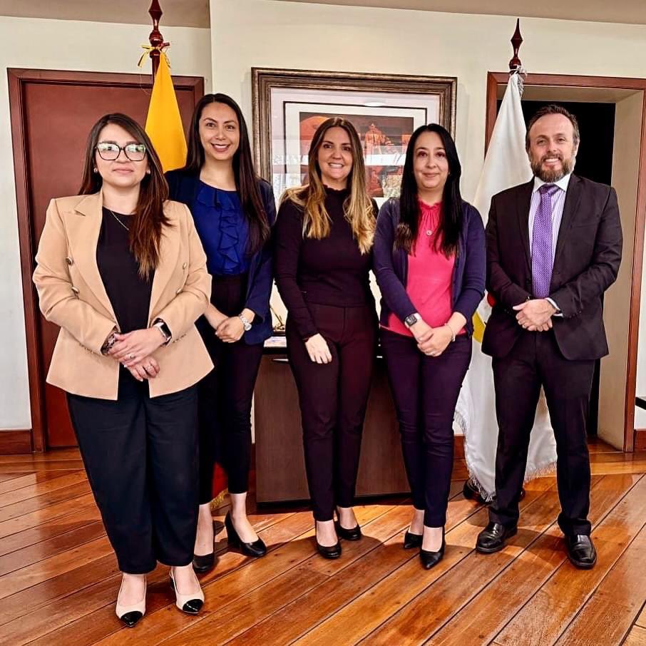 El directorio de AEPI representado por Johana Aguirre, Andrea Muñoz, Belén Cañas y Pedro Córdova se reunió con la Directora General del <a href="/SENADI_Ecuador/">Servicio Nacional de Derechos Intelectuales 🇪🇨</a> Sujey Torres, para ratificar el apoyo de nuestra asociación en lo proyectos que SENADI impulsa en pro de la mejora de servicios